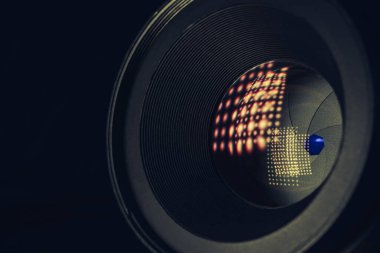 Çok renkli cam yansıtmalı güzel bir kamera deliğini kapat. Makro görünüm.