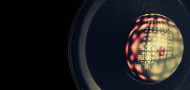 Çok renkli cam yansıtmalı güzel bir kamera deliğini kapat. Makro görünüm.