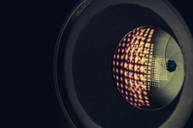 Güzel kamera lenslerini siyah bir arkaplanda kapat. Makro fotoğrafçılık manzarası.