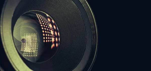 Siyah zemin üzerinde sarı ampul bulunan güzel kamera lensi..