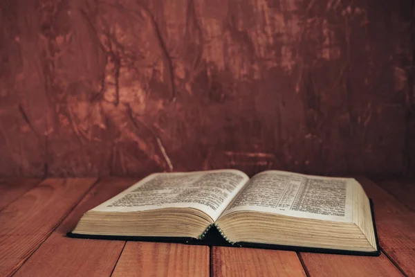 Biblia Aberta Uma Mesa Madeira Velha Vermelha Bela Parede Marrom — Fotografia de Stock