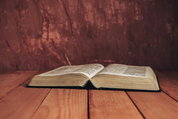 Biblia Abierta Sobre Una Vieja Mesa Madera Roja Hermoso Fondo — Foto de Stock