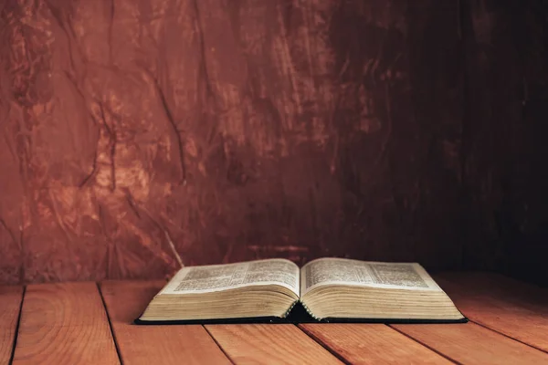 Biblia Abierta Sobre Una Vieja Mesa Madera Roja Hermoso Fondo — Foto de Stock