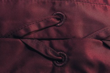 Güzel kırmızı tekstil kumaş arka planını dikişle kapat. Makro fotoğrafçılık arka plan materyal görünümü.