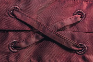 Güzel kırmızı tekstil kumaş arka planını dikişle kapat. Makro fotoğrafçılık arka plan materyal görünümü.