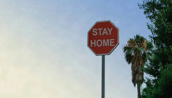 Bleiben Sie Hause Rotes Zeichen Auf Einer Palme Collage Konzept — Stockfoto