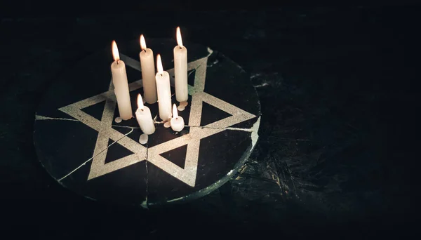 Έξι Αναμμένα Κεριά Και Αστέρι Του Δαβίδ Εναντίον Μαύρο Φόντο — Φωτογραφία Αρχείου
