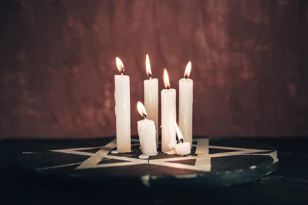 Seis Velas Encendidas Estrella David Contra Muro Fondo Rojo — Foto de Stock