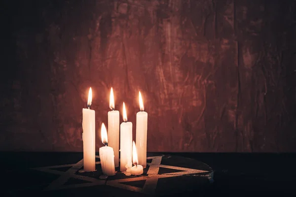 Seis Velas Encendidas Estrella David Contra Muro Fondo Rojo — Foto de Stock