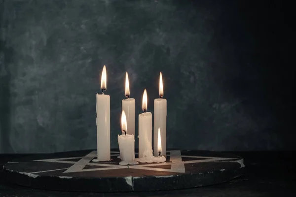 Sechs Brennende Kerzen Und Der Davidstern Vor Einer Dunkelgrauen Wand — Stockfoto