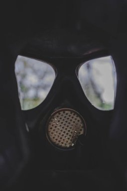 İçeriden güzel bir gaz maskesi. Salgın koronavirüs covid-19 karantina dönemi konsepti.