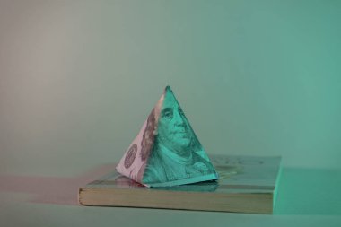 Franklin 'in yüz piramidini 100 dolarla kapatın. Amerikan, Amerikan Doları Nakit Parası neon ışığı. Minimalizm retro tarzı konsept. 80 'ler. Tasarım için arkaplan deseni.