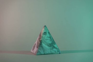 Franklin 'in yüz piramidini 100 dolarla kapatın. Amerikan, Amerikan Doları Nakit Parası neon ışığı. Minimalizm retro tarzı konsept. 80 'ler. Tasarım için arkaplan deseni.
