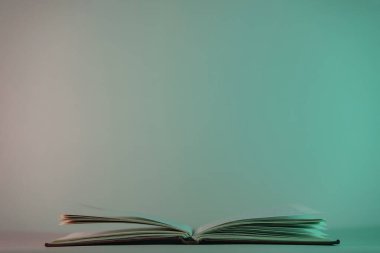 Neon ışıkta güzel, eski kitap sayfaları. Minimalizm retro tarzı konsept. 80 'ler. Tasarım için arkaplan deseni.