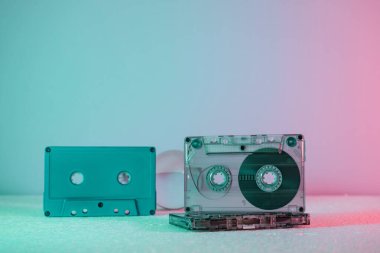 Güzel ses kasetleri neon ışıklı. Minimalizm retro tarzı konsept. 80 'ler. Tasarım için arkaplan deseni.