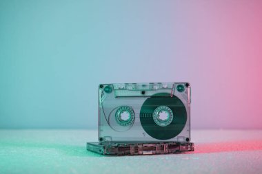 Güzel ses kasetleri neon ışıklı. Minimalizm retro tarzı konsept. 80 'ler. Tasarım için arkaplan deseni.