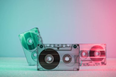 Neon ışıklı güzel ses kaseti. Minimalizm retro tarzı konsept. 80 'ler. Tasarım için arkaplan deseni.