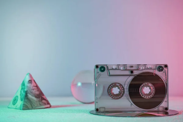 ネオンライトの美しいオーディオカセットテープ ガラスボールとドル 80年代 デザインの背景パターン — ストック写真