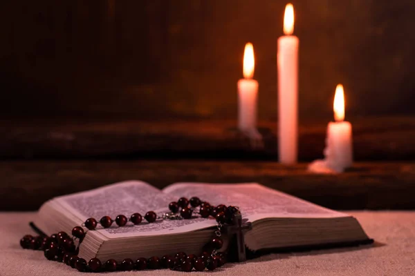 Bible Et Bougie Sur Une Vieille Table En Bois De Chene Beau Fond Dore Concept De Religion Dieu Tableau Stock Photo Bible Et Bougie Sur Une Vieille Table En Bois De Chene Beau Fond Dore Concept De Religion Dieu Tableau Stock Photo