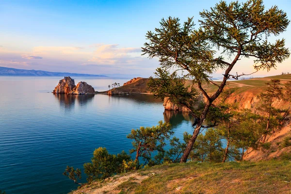 Λίμνη Βαϊκάλη. olkhon νησί. Ακρωτήριο burkhan. — Φωτογραφία Αρχείου