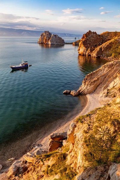 Озеро Байкал. Остров Ольхон. Мыс Бурхан . — стоковое фото