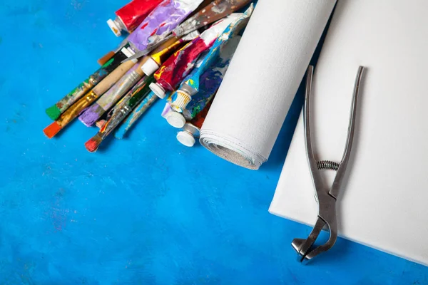 Artist canvas i rulle, duk bår och penslar . — Stockfoto