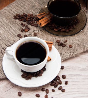 İki bardak sabah hoş kokulu kahve bir bez masa örtüsü desenli bir ahşap tablo