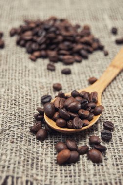 tahta kaşıkla kahve çekirdekleri