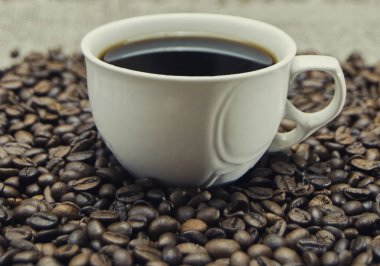 taneleri üzerinde duran kahve fincan