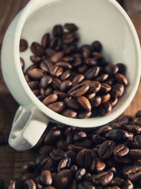 Yarım fincan kahve çekirdekleri Close-Up