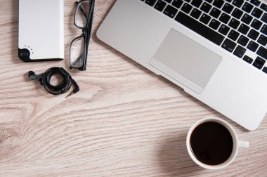 Ahşap masa üzerinde sıcak kahve ile defter