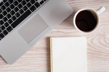 ahşap masa üstünde not etmek, dizüstü bilgisayar ve kahve Kupası