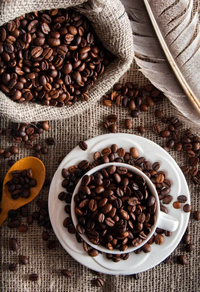 Granos de café en taza blanca — Foto de Stock