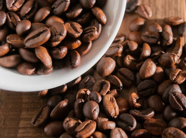 Primer plano de media taza de granos de café — Foto de Stock