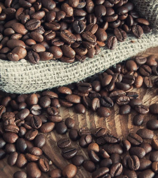 Volcado bolsa de granos de café — Foto de Stock