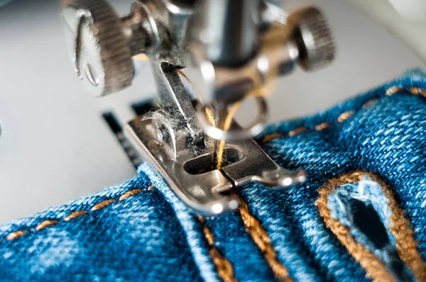 Процес шиття джинсовий матеріал — стокове фото