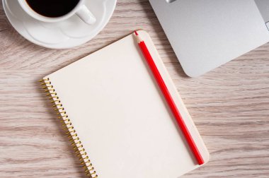 ahşap masa üstünde not etmek, dizüstü bilgisayar ve kahve Kupası