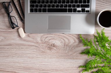 Ahşap masa üzerinde sıcak kahve ile defter