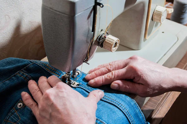 Літня швачка працює на швейній машині — стокове фото