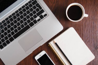 ahşap masa üstünde not etmek, dizüstü bilgisayar ve kahve Kupası