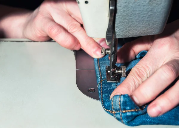 Літня швачка працює на швейній машині — стокове фото
