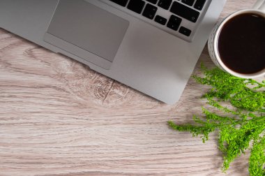 Ahşap masa üzerinde sıcak kahve ile defter