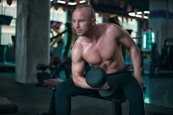 Avrupa adam yapar egzersiz jimnastik salonu dumbbells ile. Hong Kong Çin Asya'da kasları güçlü bir çekici sporcu ile seksi spor fotoğraf çekimleri