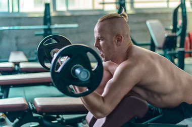 Güçlü büyük seksi kaslı atletik çekici kılıyor Avrupa egzersiz halter salonunda Hong Kong Çin Asya ile