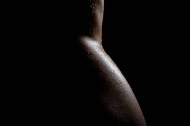 Güzel seksi çıplak kadın vücut, yağ ile sanat fotoğrafı beden, çıplak bel ve kalça karanlıkta muhteşem ihale vurgun su damla.