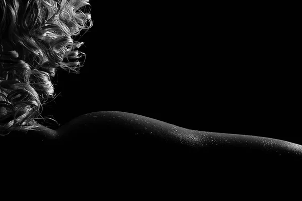 美丽性感的金发女郎 在油与水滴的身体 温柔弯曲的裸颈部 肩膀和前臂 在黑暗中华丽 黑白照片 — 图库照片