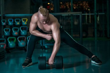 Avrupa adam olun egzersiz jimnastik salonu ağır dumbbell ile. Son yaklaşım yapmak için tüm güç toplama. Hong Kong Çin Asya'da kasları güçlü bir çekici sporcu ile seksi spor fotoğraf çekimleri