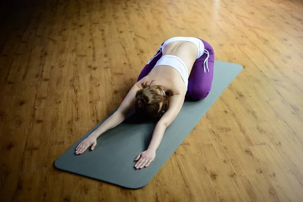 Güzel atletik genç erkek olun yoga Balasana veya Childs poz