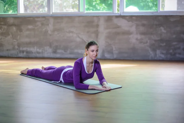 Güzel atletik genç erkek olun yoga Sirasana Bhujangasana veya Sfenks poz.