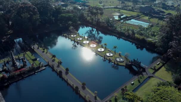 Imágenes Aéreas Hermoso Jardín Agua Con Lago Arquitectura Fuentes Puentes — Vídeos de Stock